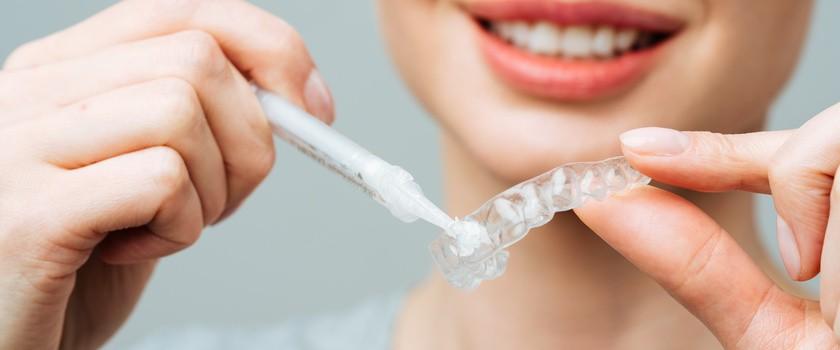 Wybielanie zębów: metody, skutki uboczne i bezpieczeństwo