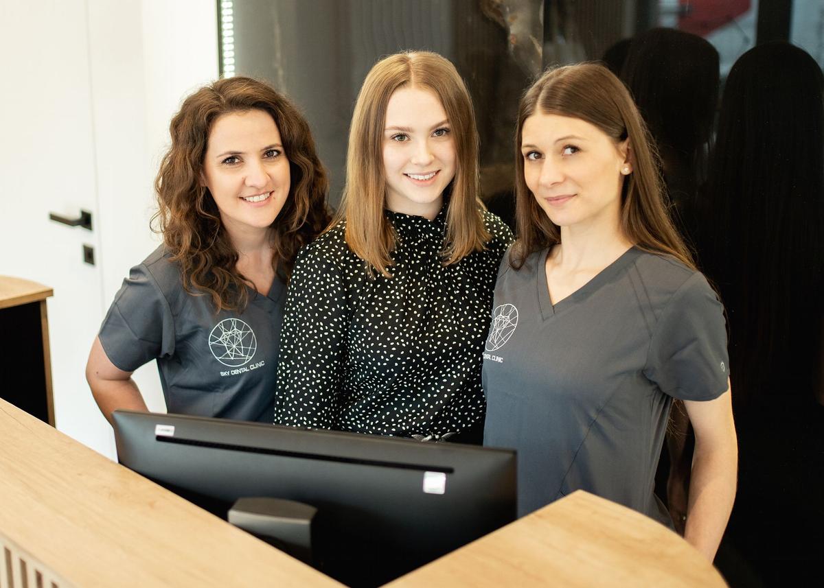 Trzy stojące kobiety - pracownice Sky Dental Clinic