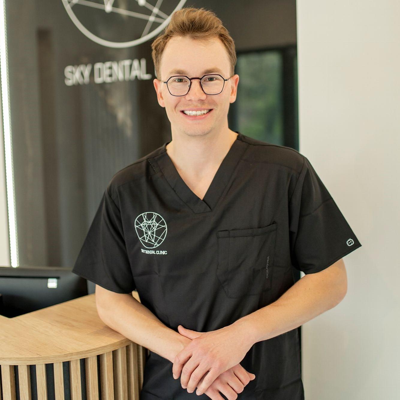 lekarz dentysta Wojciech Papla - pracownik Sky Dentel Clinic